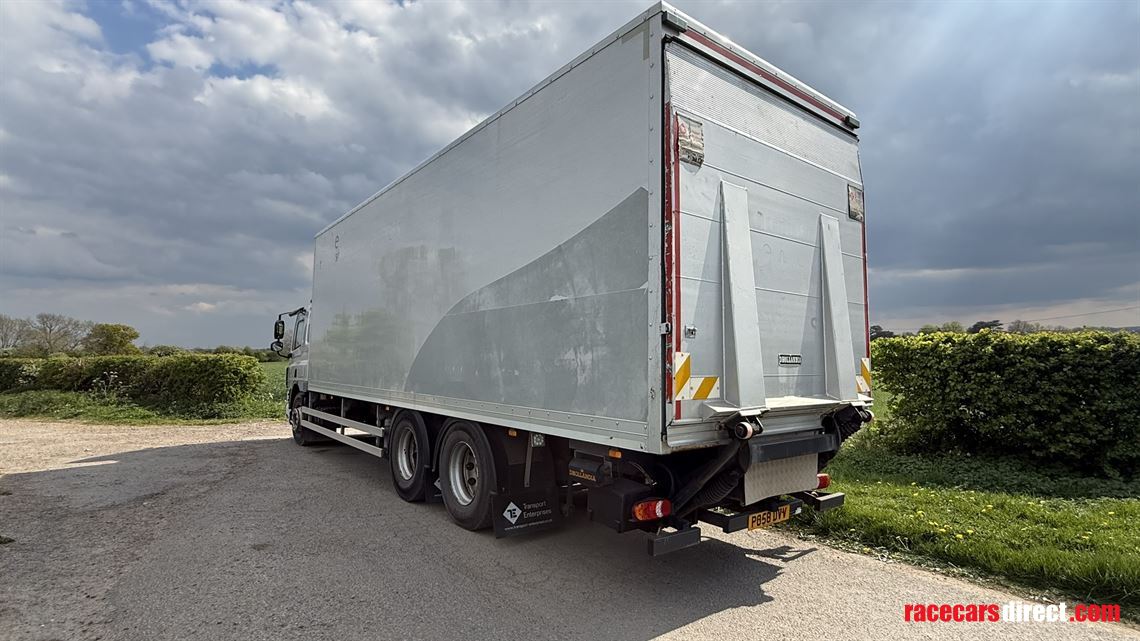 daf-26t-box-truck-with-large-cantilever-tail