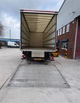 daf-26t-box-truck-with-large-cantilever-tail