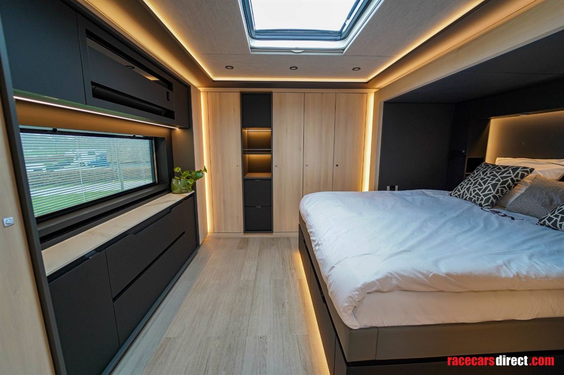 stx-motorhome---mercedes-benz-actros-triple-s