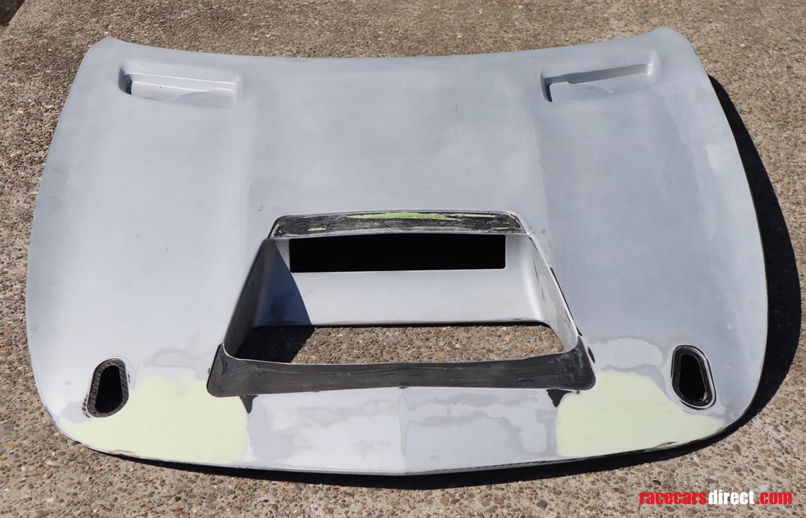 mercedes-amg-gt4-hood