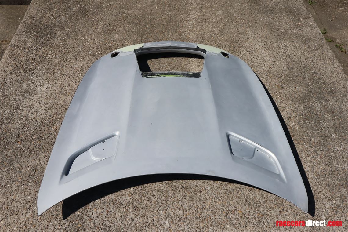 mercedes-amg-gt4-hood