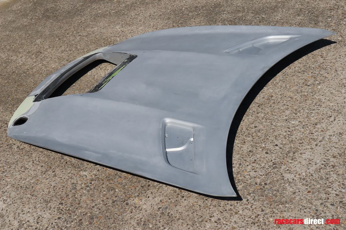 mercedes-amg-gt4-hood