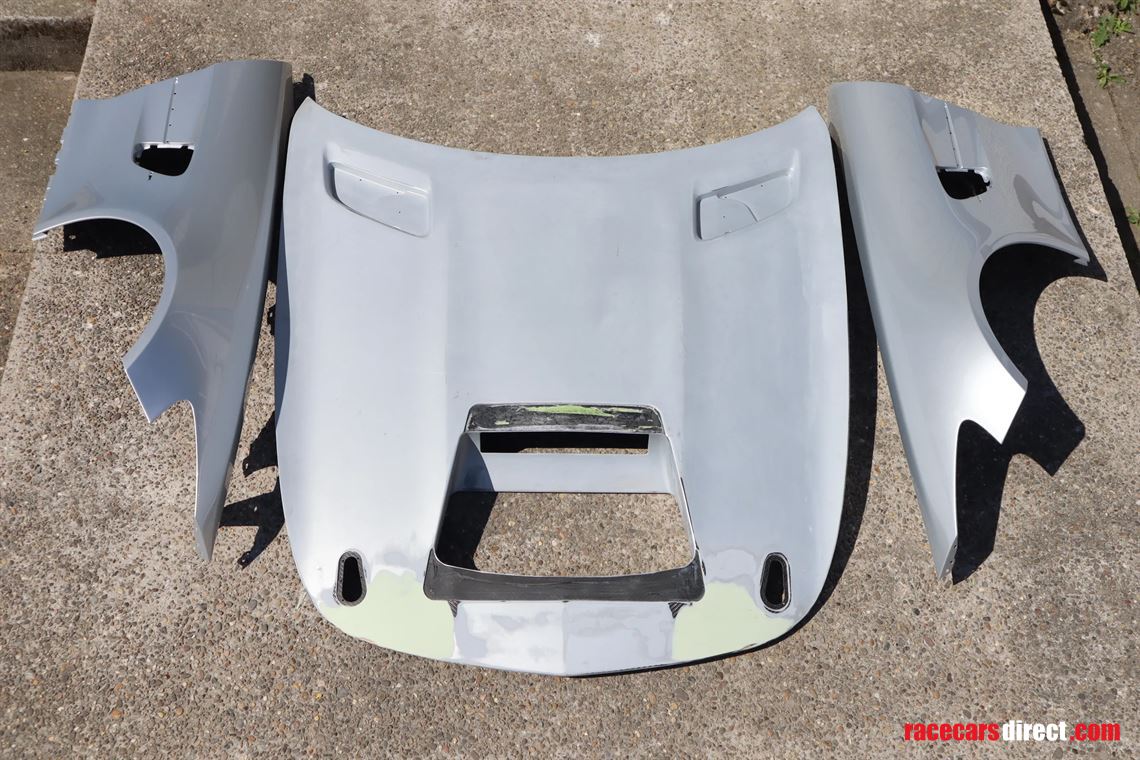 mercedes-amg-gt4-hood-and-fender-set