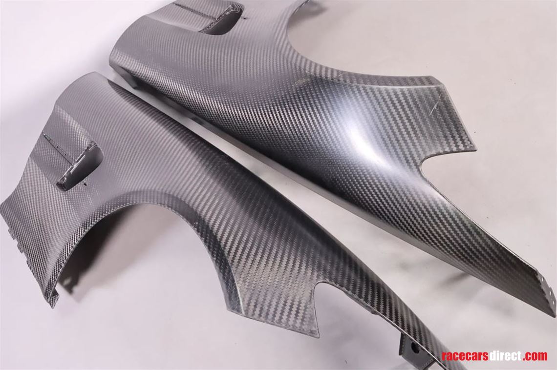 mercedes-amg-gt4-left-and-right-fenders