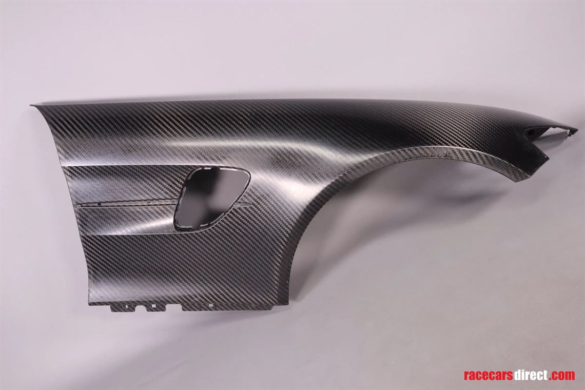 mercedes-amg-gt4-right-fender