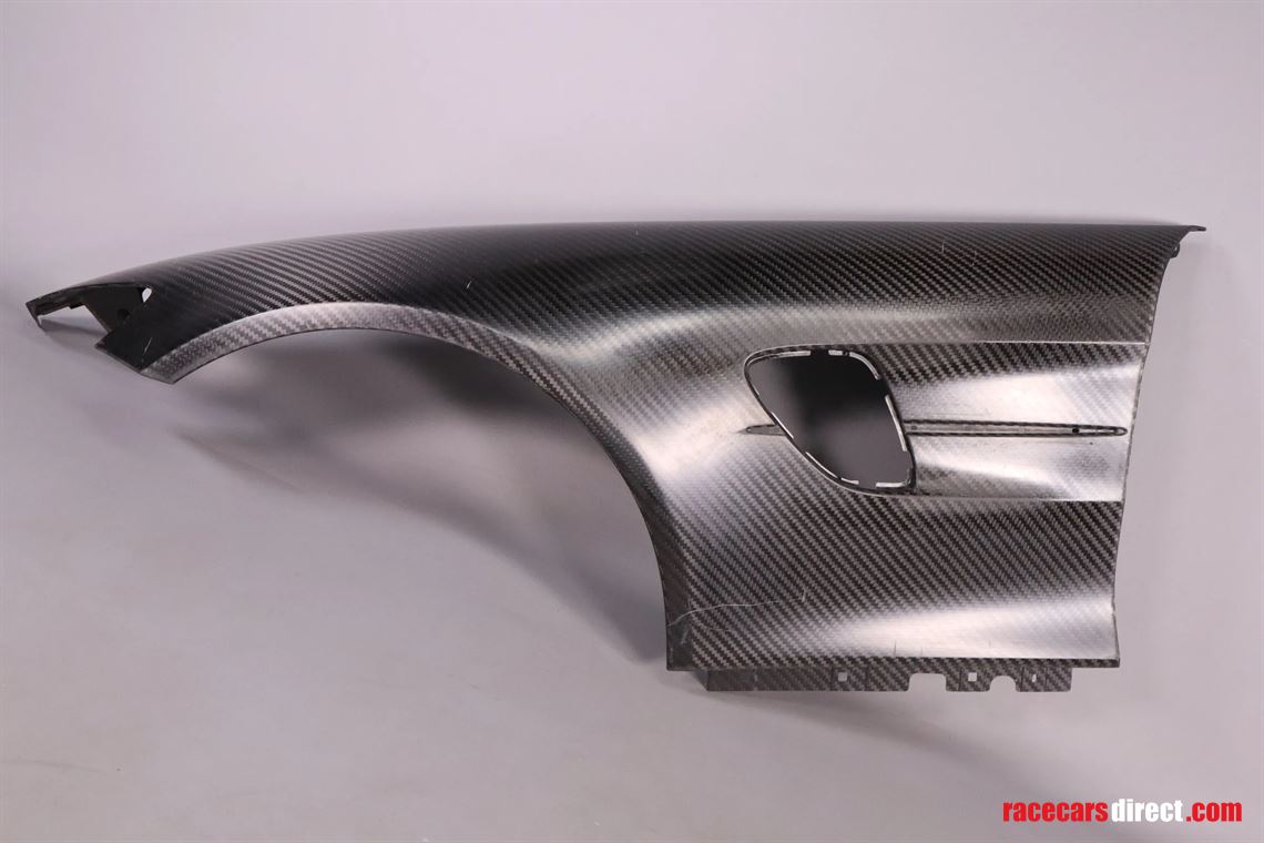 mercedes-amg-gt4-left-fender