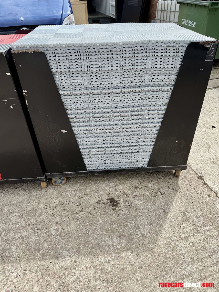 swisstrax-flooring-tiles-and-transport-trolli