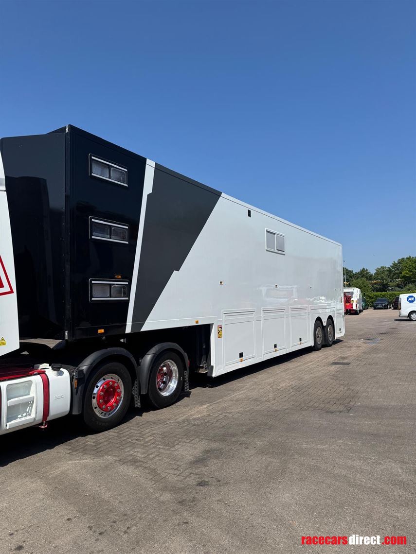 race-transporter-living-trailer