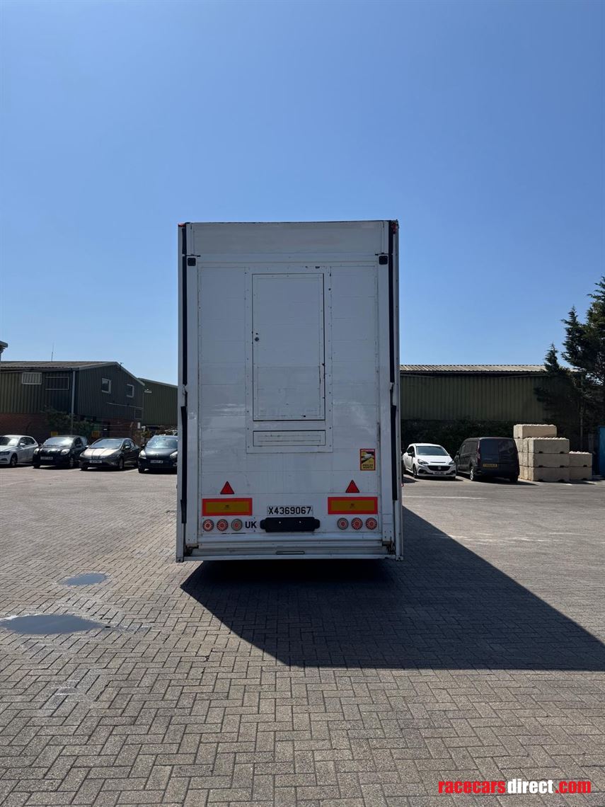 race-transporter-living-trailer