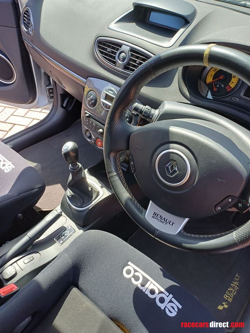 2011-renaultsport-clio-rs200-siverstone-gp