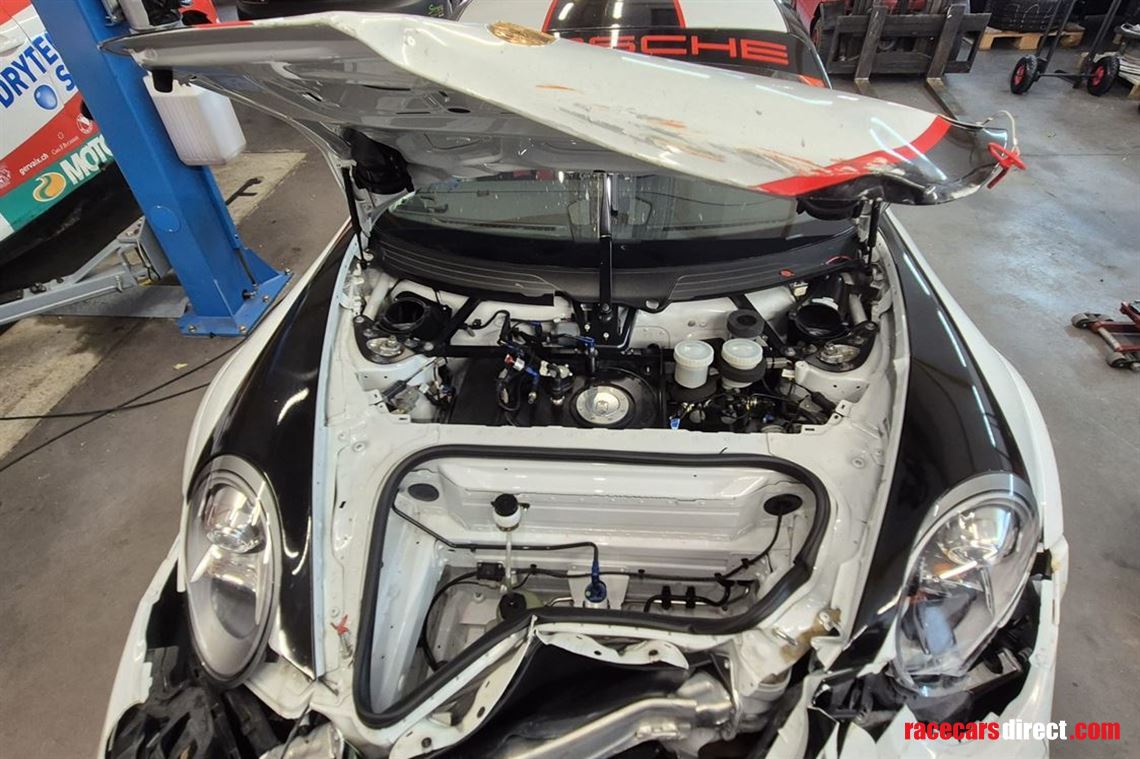 porsche-gt3-cup-9911-accident-damaged-car