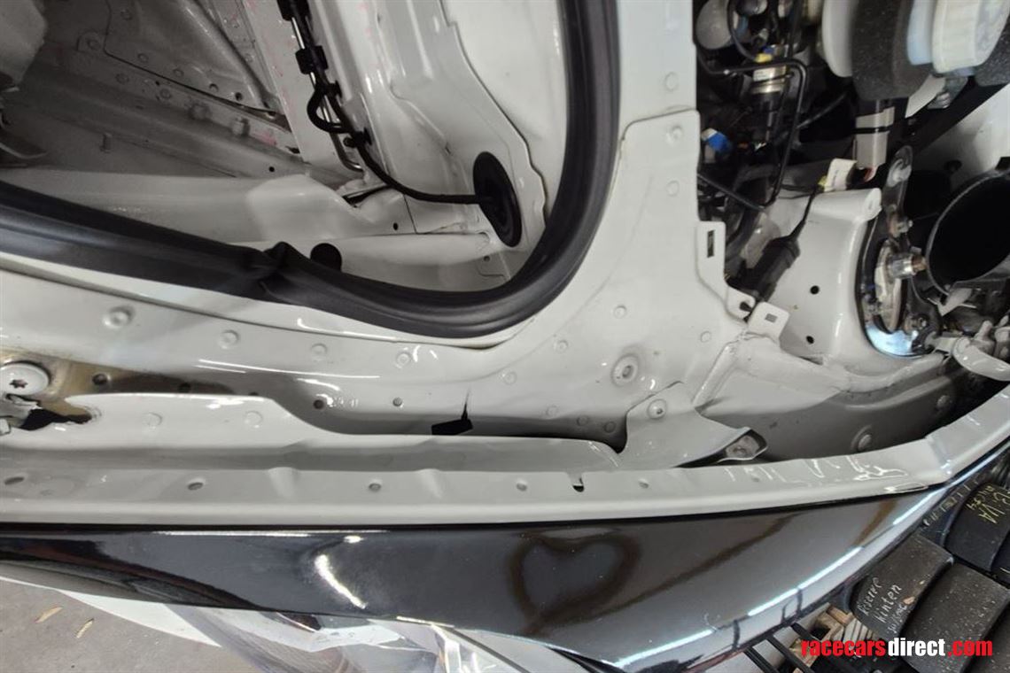 porsche-gt3-cup-9911-accident-damaged-car
