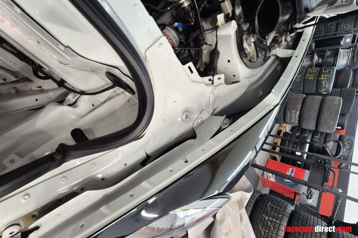porsche-gt3-cup-9911-accident-damaged-car