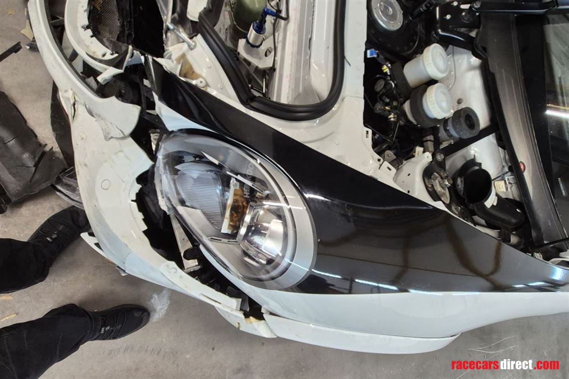 porsche-gt3-cup-9911-accident-damaged-car