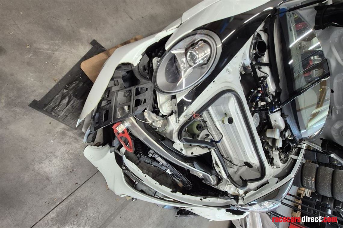 porsche-gt3-cup-9911-accident-damaged-car