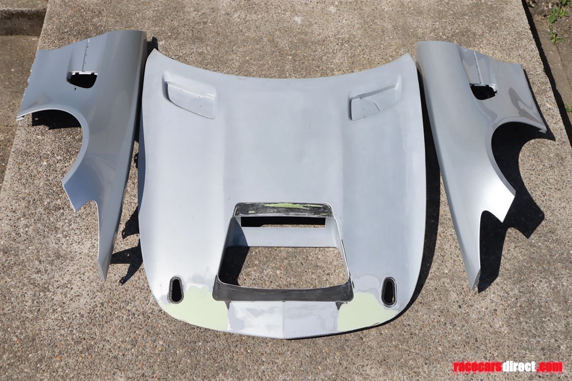 mercedes-amg-gt4-hood-and-fender-set