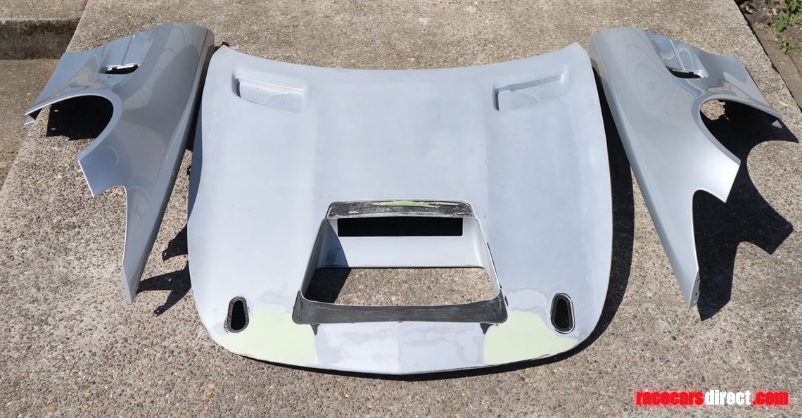 mercedes-amg-gt4-hood-and-fender-set