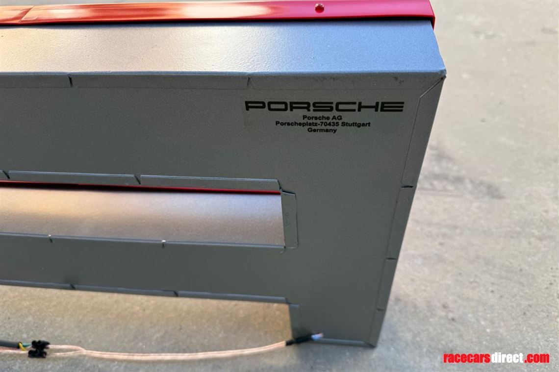 illuminated-porsche-letter-sign