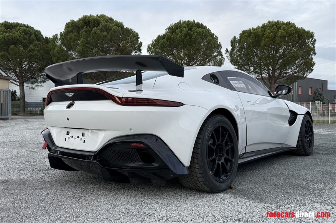 aston-martin-gt4