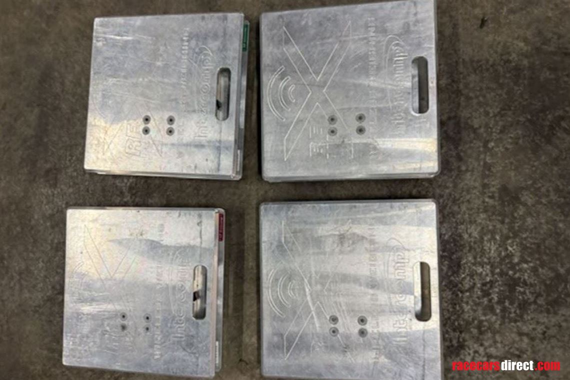 wireless-intercomp-scales-with-set-up-pads