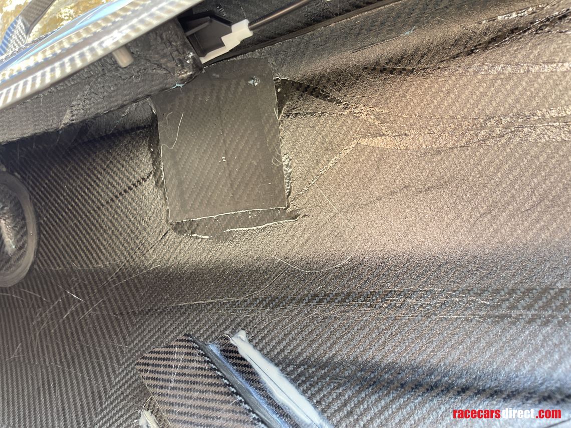 audi-r8-lms-ultra-gt3-carbon-door