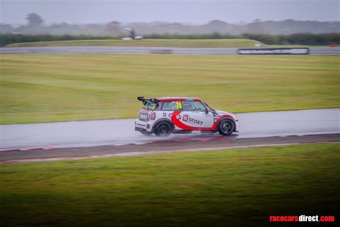 championship-winning-mini-challenge-clubsport
