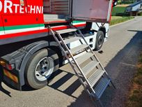 ferrari-renntransporter-mit-werkstatteinricht