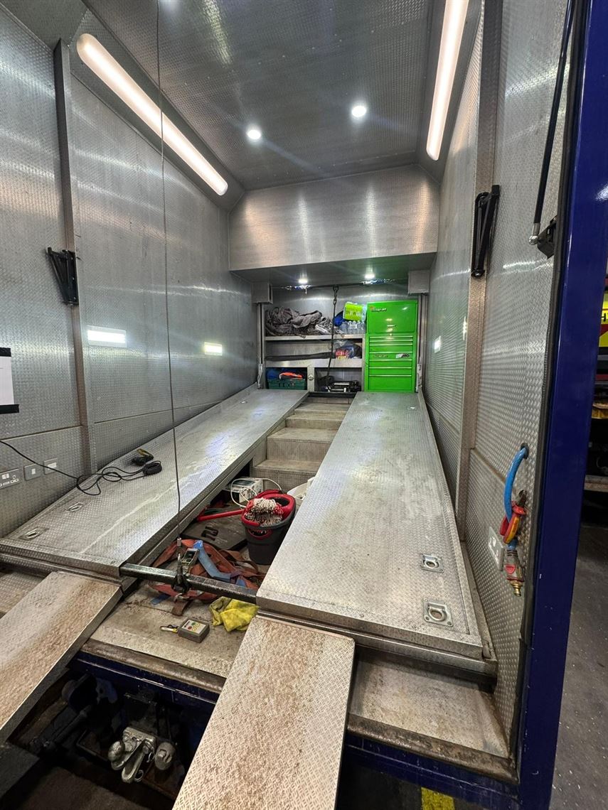 2-car-race-transporter-with-large-living-area