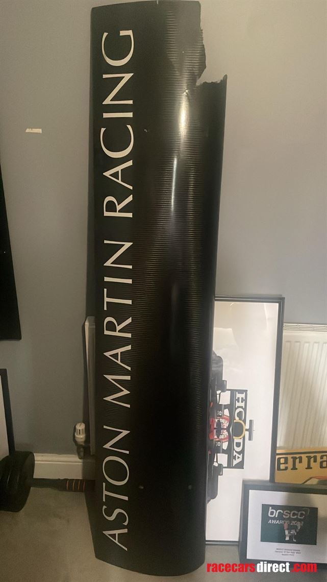 aston-martin-gt4-damaged-rear-wing
