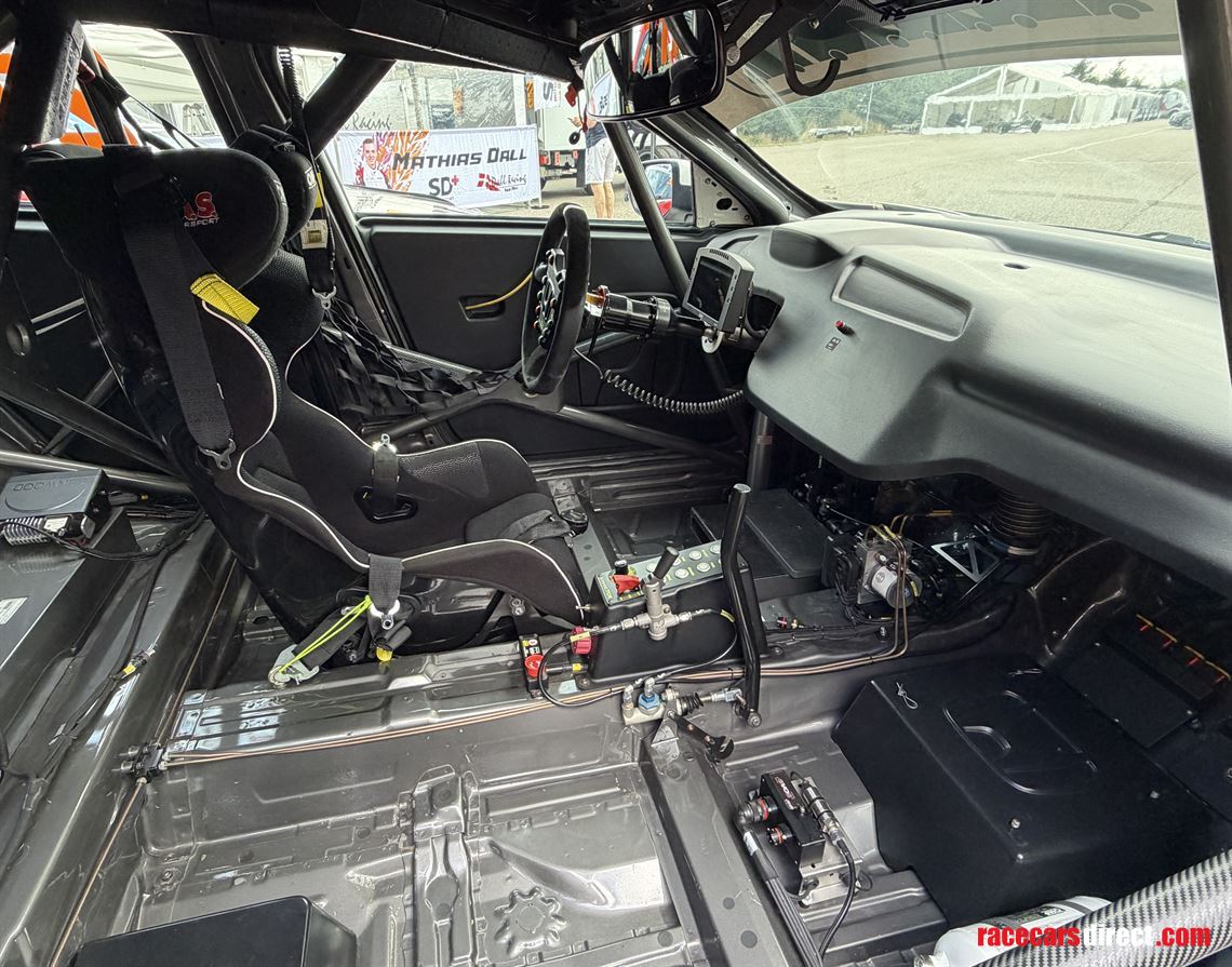 two-honda-civic-fk7-tcr-for-sale---chassis-03