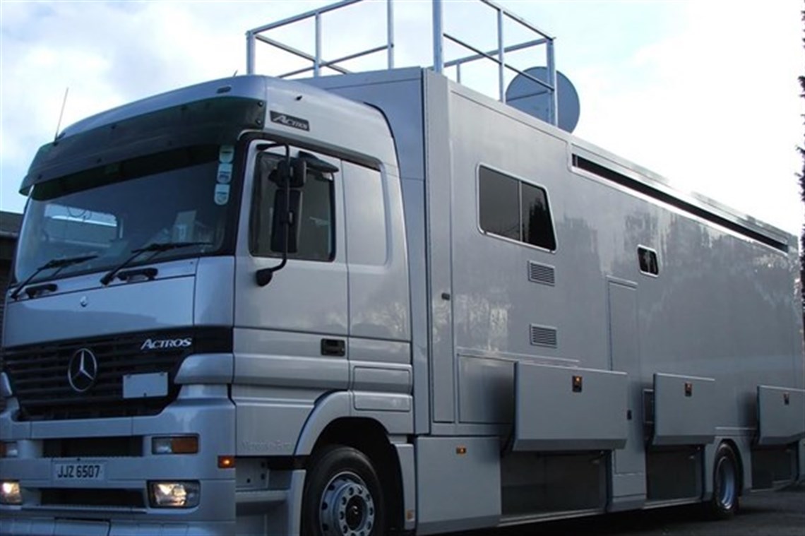 1-car-transporter-with-living