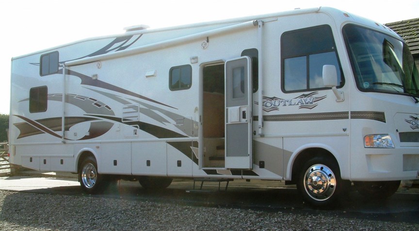 damon-outlaw-race-truck-motorhome-rear-garage