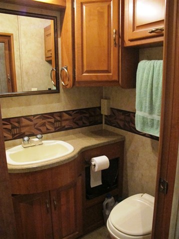 damon-outlaw-race-truck-motorhome-rear-garage