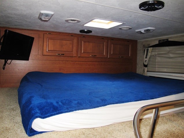 damon-outlaw-race-truck-motorhome-rear-garage