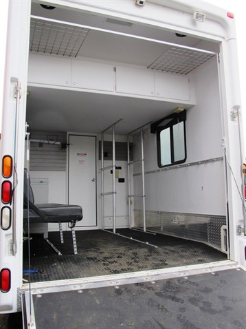 damon-outlaw-race-truck-motorhome-rear-garage