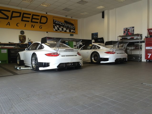 2-x-porsche-gt3-r---2015-fia-specification