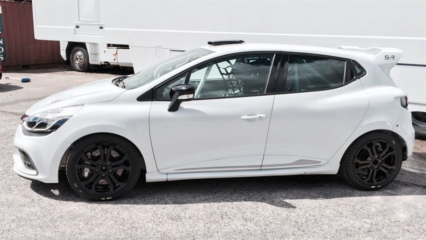 sv-racing-2015-uk-clio-cup-car