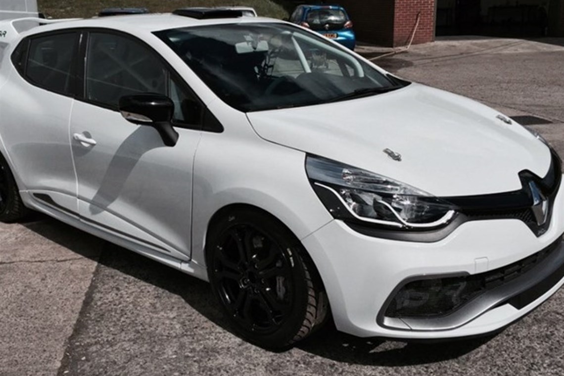 sv-racing-2015-uk-clio-cup-car