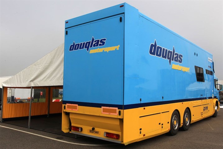 20-t-rigid-race-transporter-with-accommodatio