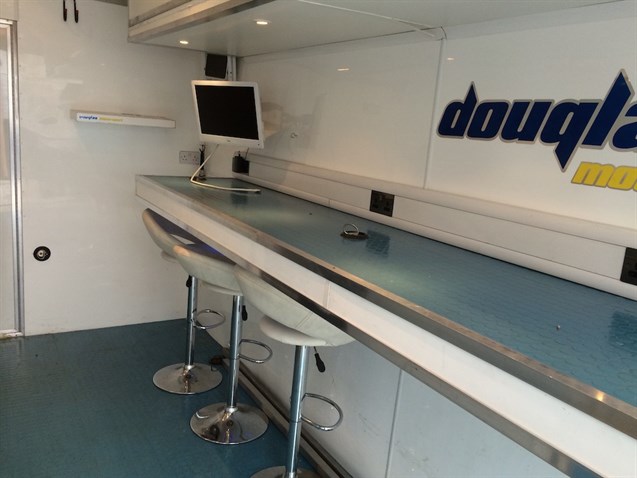 20-t-rigid-race-transporter-with-accommodatio