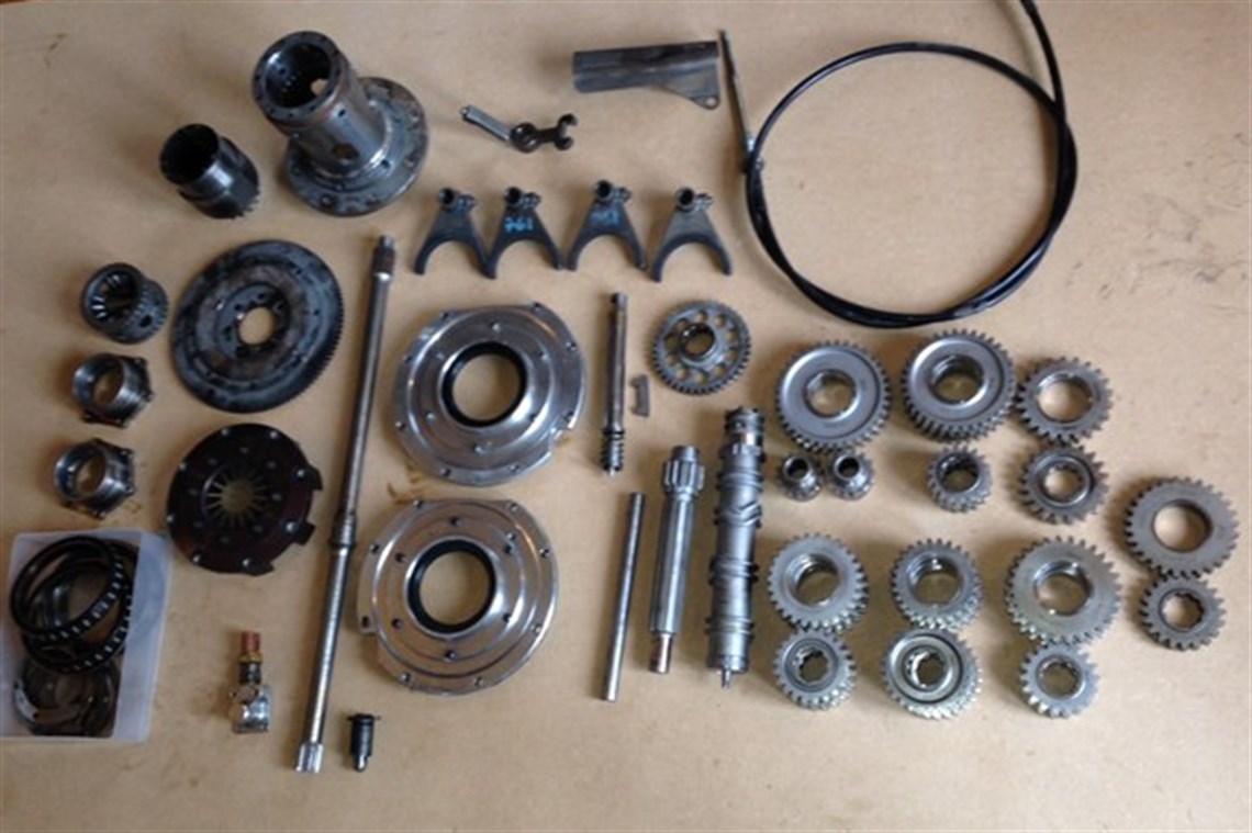 assorted-formula-renault-fr2000-parts---gearb