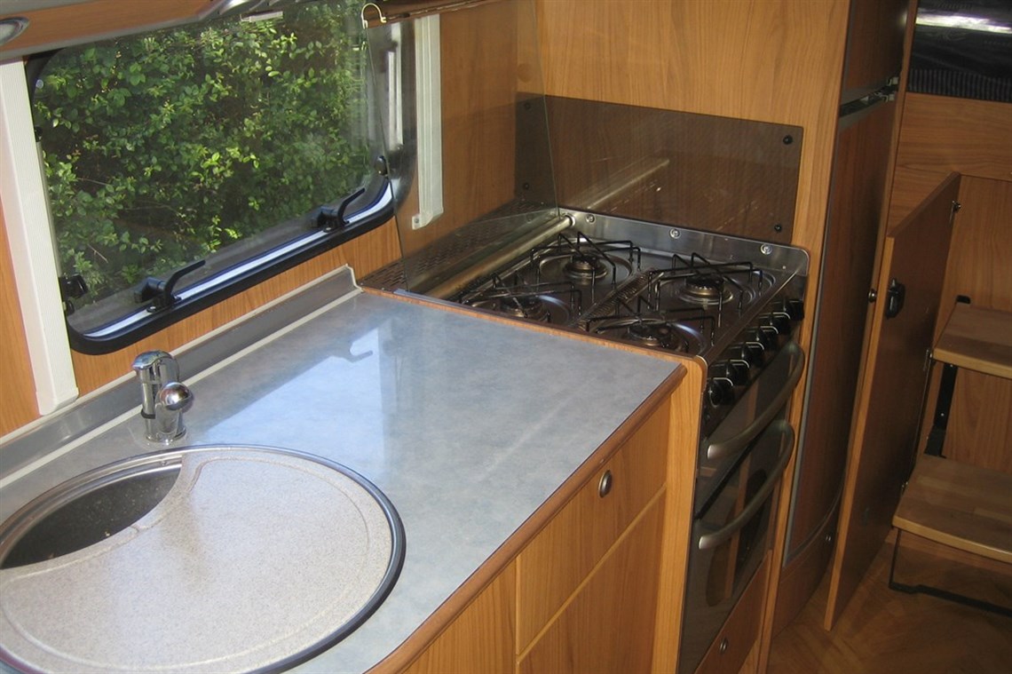 burstner-delfin-t821