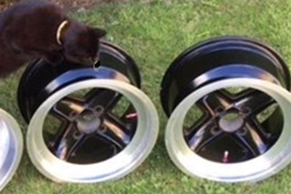 pair-8j-revolution-wheels-triumph-fitting