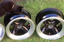 pair-8j-revolution-wheels-triumph-fitting