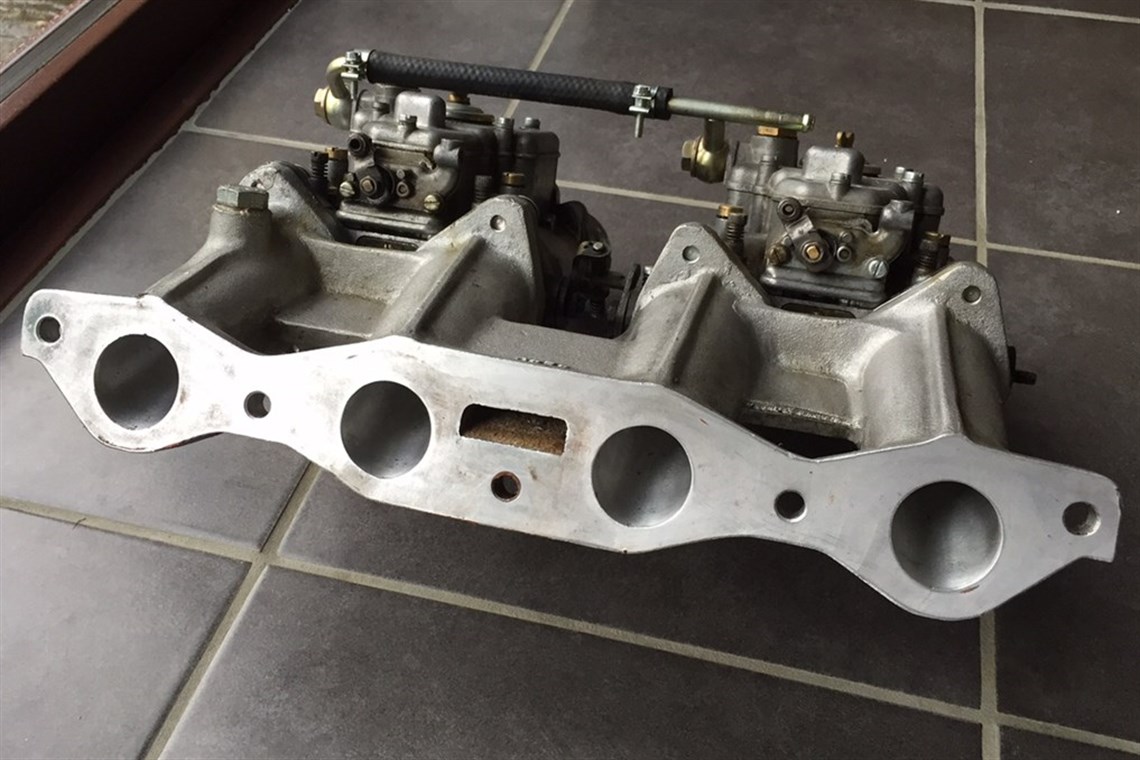 twin-weber-dcoe-40-carburettors-on-crossflow