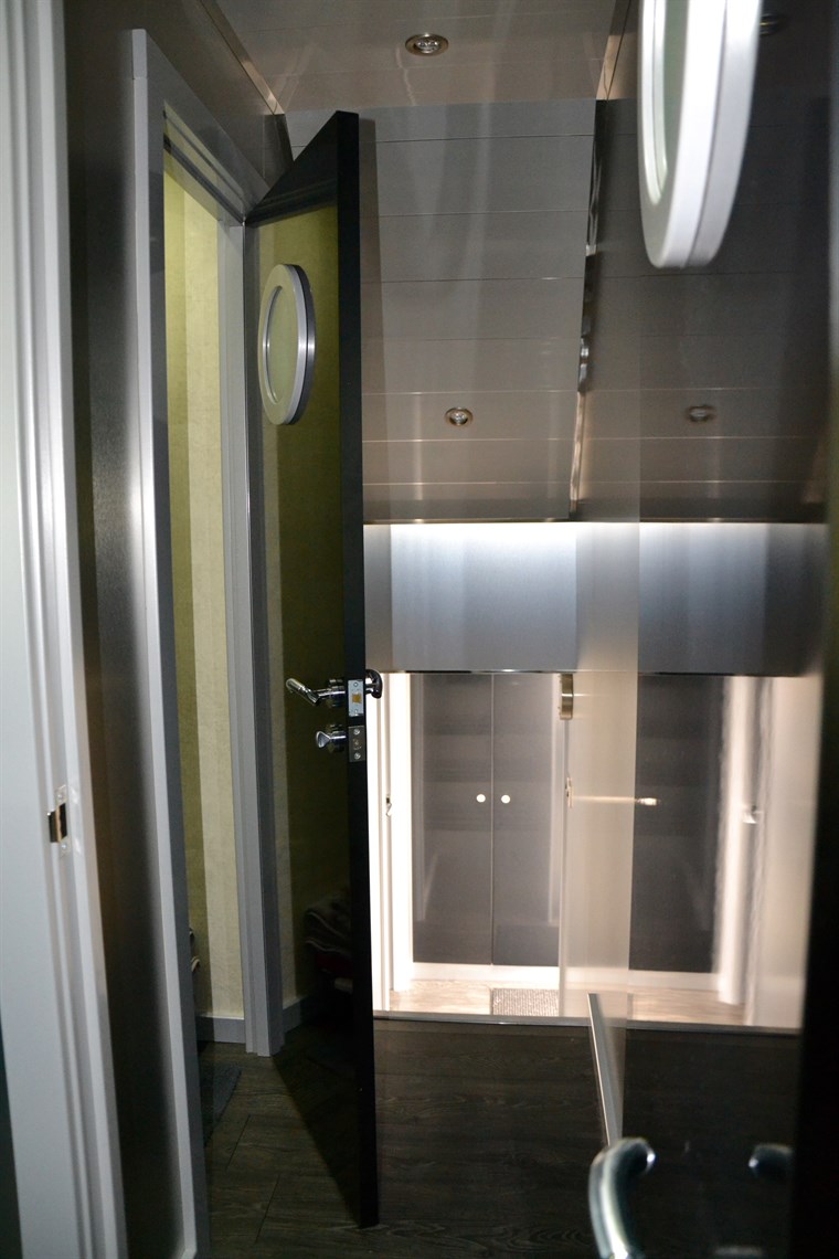 double-deck-trailer-with-living-accom-hospita