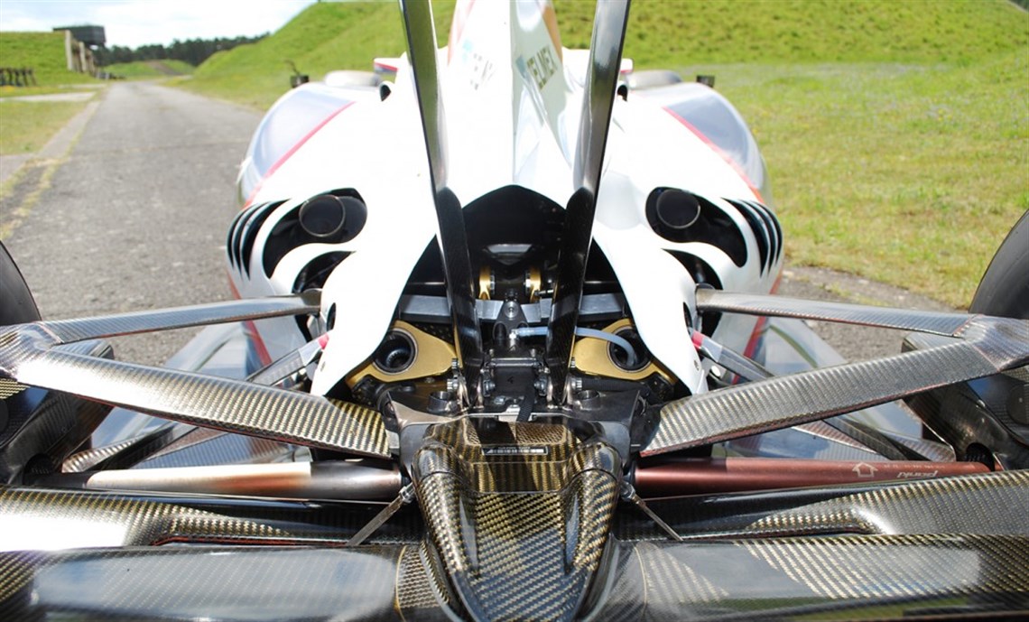 bmw-sauber-2010-c29-chassis-03-with-ferrari-g