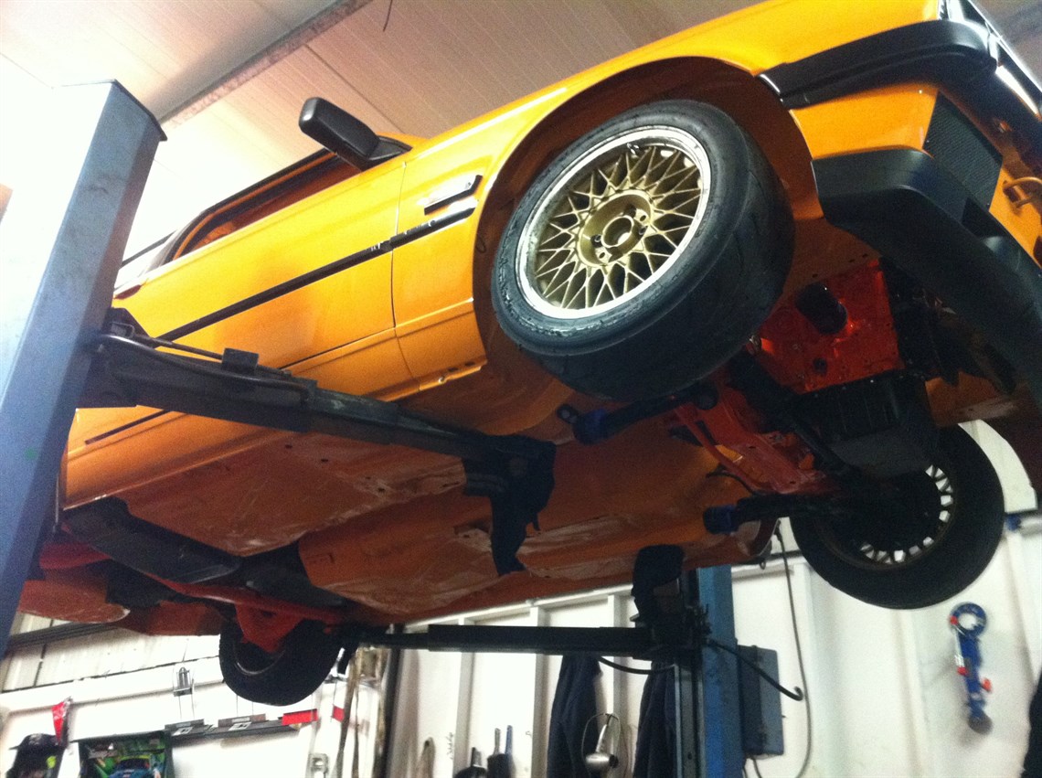 bmw-e30-320i-race-car