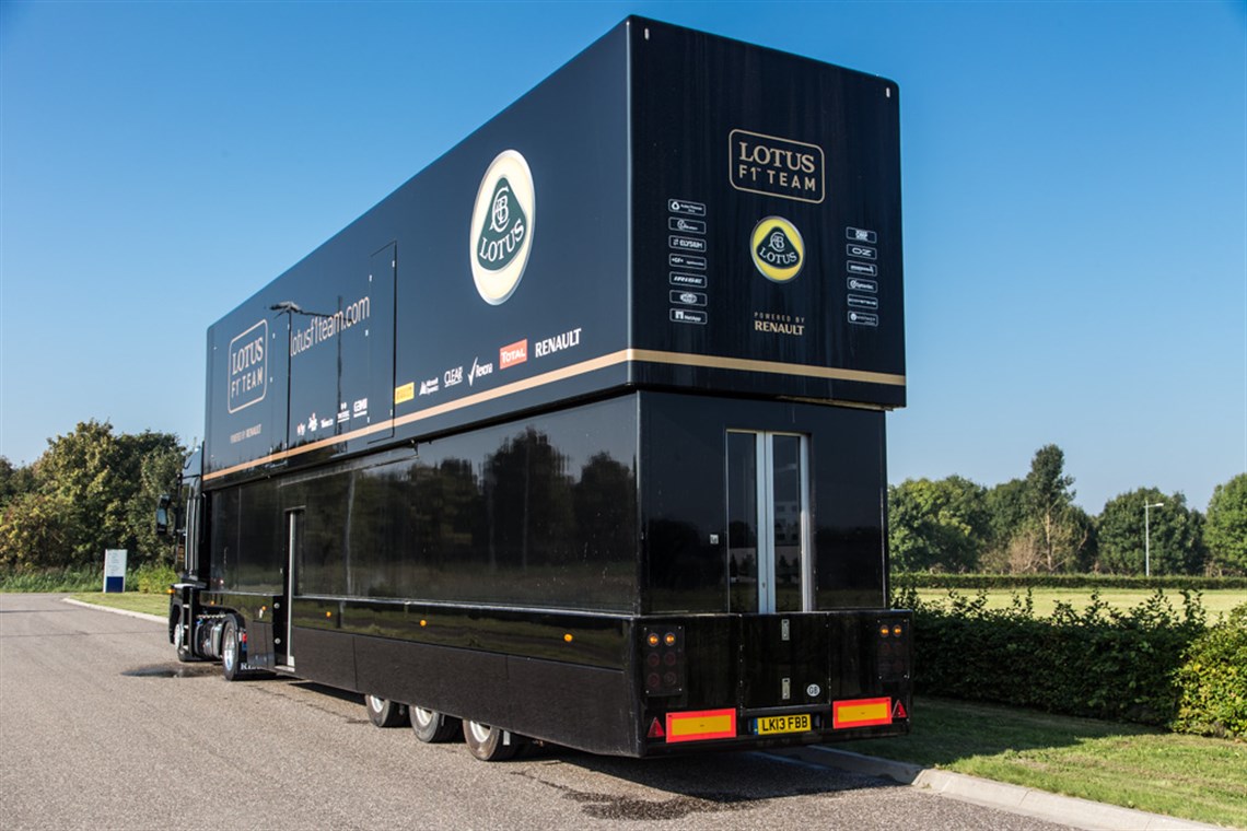 lotus-f1-team-pump-up-racetrailer