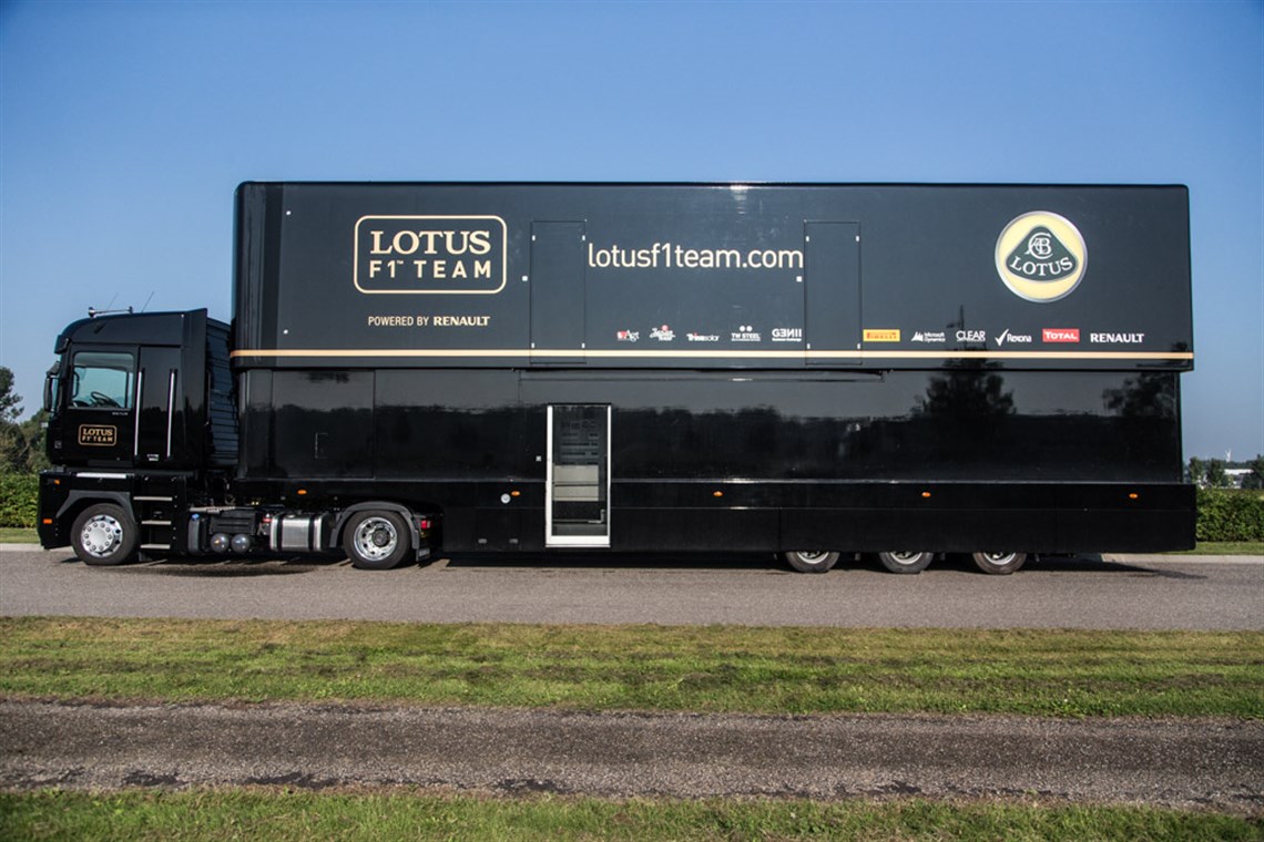lotus-f1-team-pump-up-racetrailer